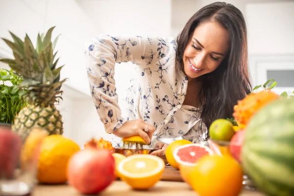 Mujer Utiliza Exprimidor Frutas Cocina Casa —  Fotos de Stock