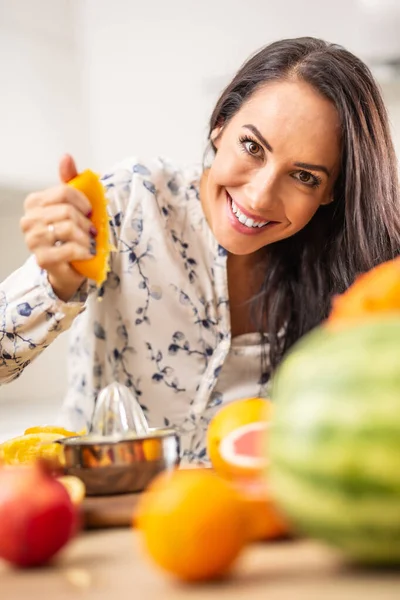 Bella Donna Spreme Arancione Con Frutta Sul Tavolo — Foto Stock