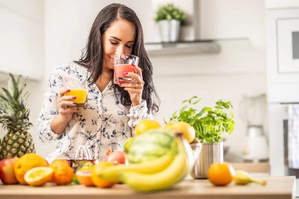 Mujer Huele Jugo Recién Exprimido Una Taza Una Cocina Llena —  Fotos de Stock