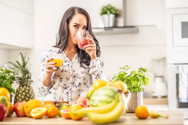 Chica Bebe Jugo Fresco Casa Con Otros Tipos Frutas Escritorio —  Fotos de Stock