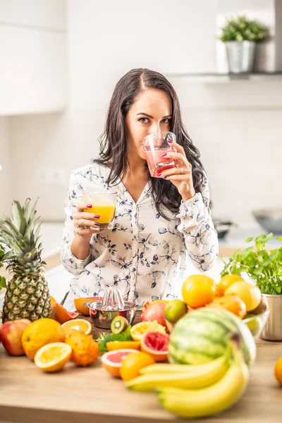 Chica Bebe Jugo Fresco Casa Con Otros Tipos Frutas Escritorio —  Fotos de Stock