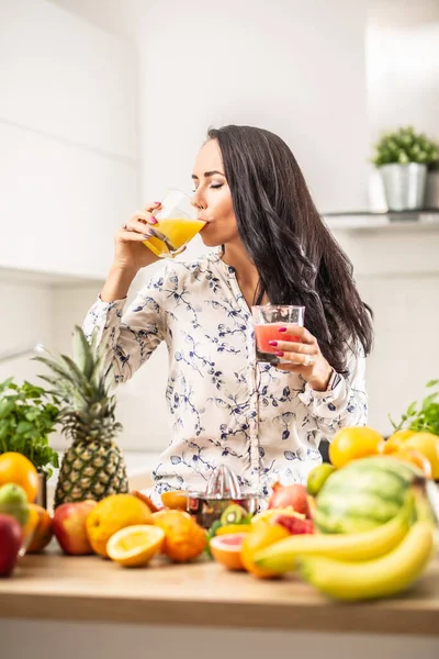 Mujer Bebiendo Jugo Naranja Una Taza Cocina Llena Fruta —  Fotos de Stock