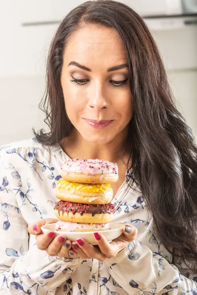 Chica Puede Resistir Pila Rosquillas Colores Plato Delante Ella —  Fotos de Stock