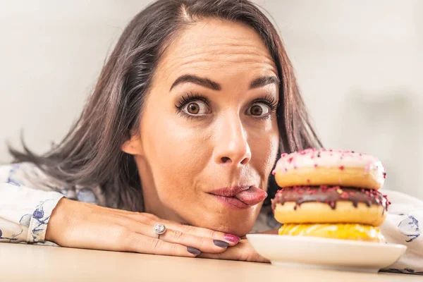 Chica Tratando Por Menos Lamer Una Pila Donas Plato Delante — Foto de Stock