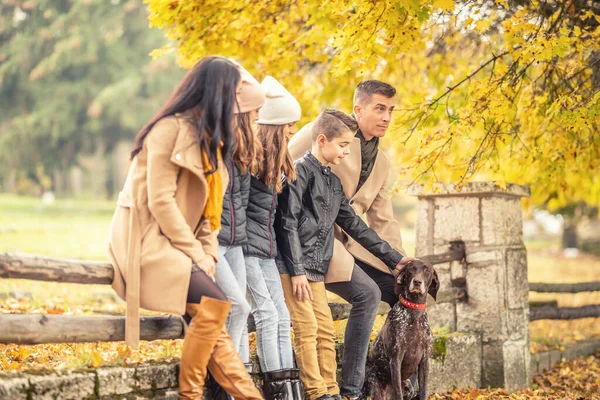 Mari Femme Trois Enfants Chien Assis Sur Une Rampe Extérieur — Photo