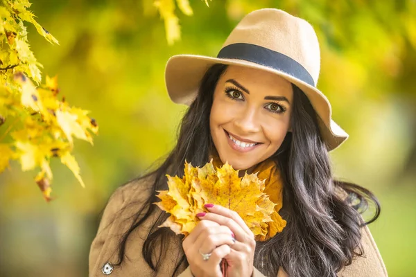 Hermosa Hembra Sosteniendo Hojas Coloridas Caídas Sus Manos Parque —  Fotos de Stock