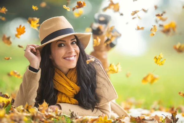 Gut Aussehendes Weibchen Mit Hut Legt Sich Die Natur Umgeben — Stockfoto