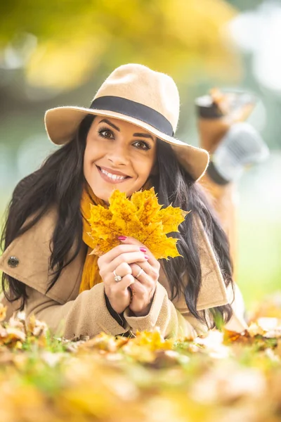 Sombrero Vistiendo Belleza Sostiene Hojas Arce Sonriendo Cámara —  Fotos de Stock