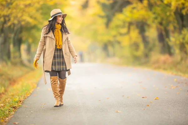 Joven Mujer Vestida Moda Camina Naturaleza Colorida Otoño —  Fotos de Stock