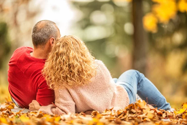 男人和女人在户外举行秋季野餐 — 图库照片
