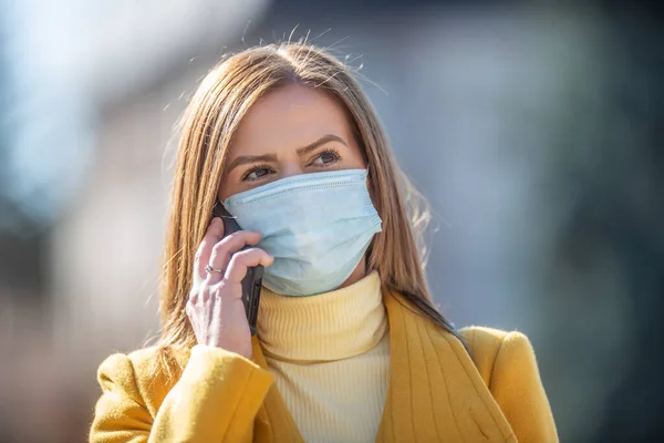 Bruna Telefono Cellulare Che Indossa Vestiti Autunnali Chiama Una Strada — Foto Stock