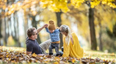 Anne, baba ve oğul sonbahar rengarenk doğasında birlikte vakit geçiriyorlar..