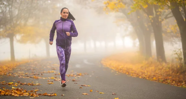 Sportowa Kobieta Działa Mglistej Jesiennej Naturze — Zdjęcie stockowe