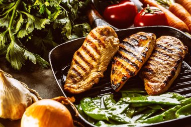 Izgara tavada kızarmış tavuk göğsü, tatlı bezelye ve baharatlı sebze..