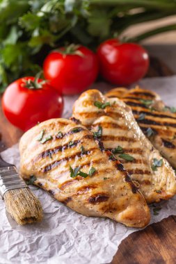 Kasapta ızgara tavuk göğsü yakın..