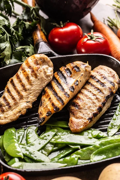 Grillezett Csirkemell Grill Serpenyőben Édes Borsóval Fűszernövényekkel — Stock Fotó