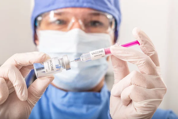 Läkare Som Sätter Sars Cov Vaccin Mot Koronavirus Injektion — Stockfoto