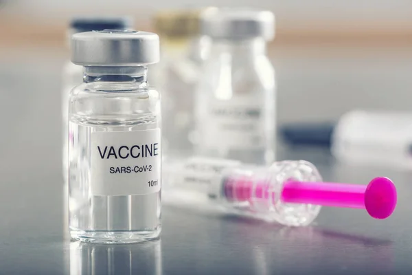 Вакцина від коронавірусу Covid-19 в ампулі з шприцом, готовим до вакцинації — стокове фото