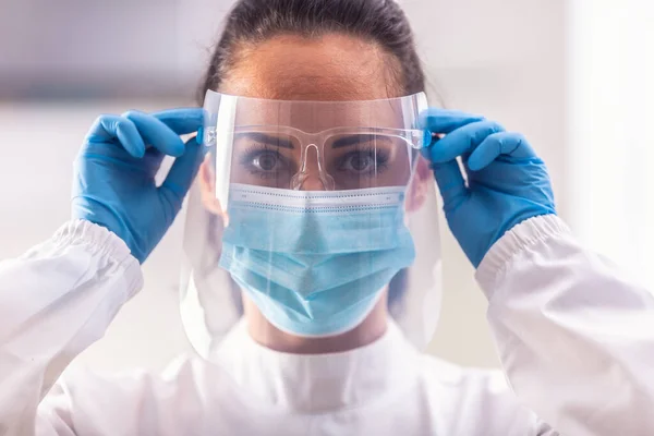 Medico Femminile Mette Sullo Scudo Protettivo Altre Attrezzature Non Vengono — Foto Stock