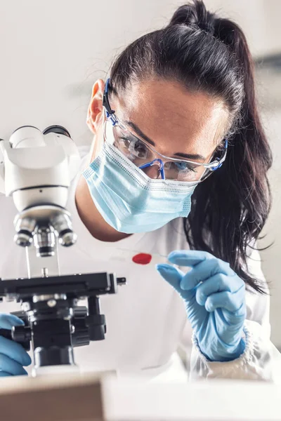 Teste Amostras Sangue Sob Microscópio Pesquisa Remédio Coronavírus — Fotografia de Stock