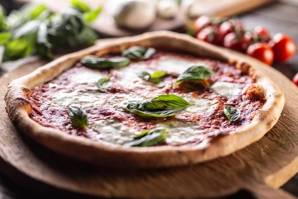 Pizza Napoletana Salsa Pomodoro Napoli Mozzarella Basilico — Foto Stock