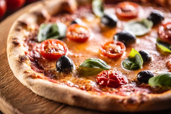 Pizza Fatta Casa Con Mozzarella Pomodoro Olive Basilico — Foto Stock