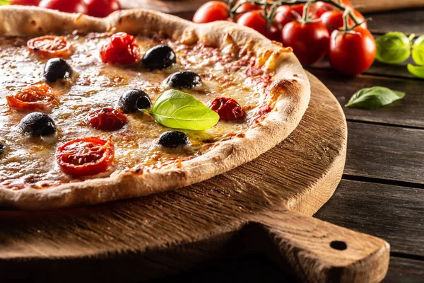 Pizza Fatta Casa Con Mozzarella Pomodoro Olive Basilico — Foto Stock