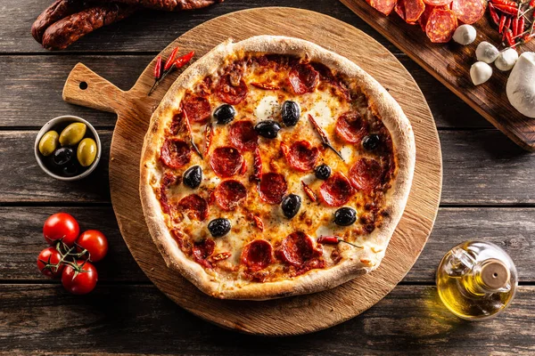Pizza Diavola Comida Italiana Tradicional Con Salami Picante Peperoni Chile —  Fotos de Stock