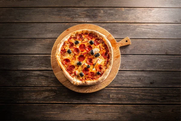 Pizza Diavola Comida Italiana Tradicional Con Salami Picante Peperoni Chile —  Fotos de Stock