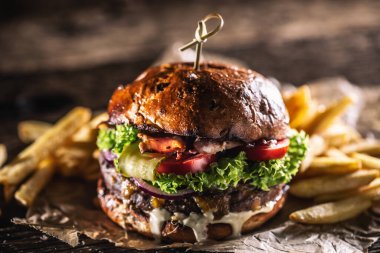 Peynirli, peynirli, pastırmalı ve patates kızartmalı klasik sığır burger..