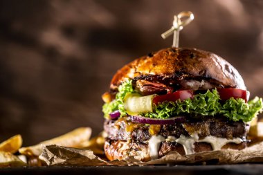 Peynirli, peynirli, pastırmalı ve patates kızartmalı klasik sığır burger..