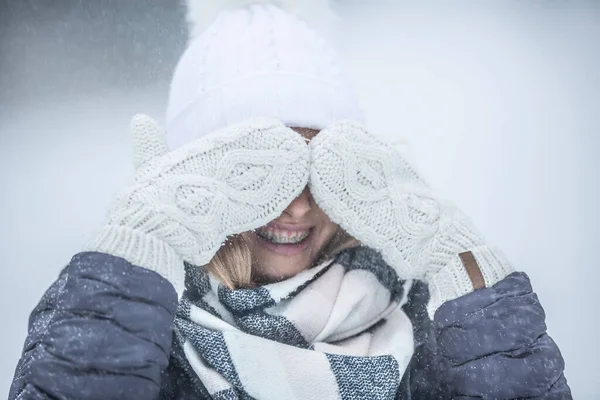 교정기를 겨울옷을 소녀는 장갑으로 가린다 — 스톡 사진