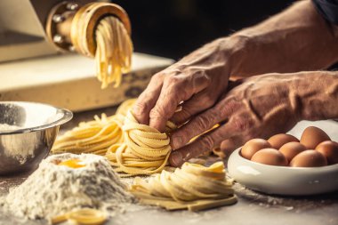 İtalyan bir şefin elleri taze spagetti yapıyor..