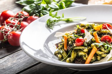 Fussili pesto genovese, kiraz domatesleri ve tıraş olmuş parmesan peyniri..