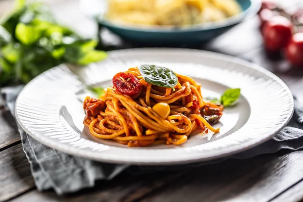 Espaguetis Con Salsa Roja Tomates Albahaca Servidos Plato — Foto de Stock
