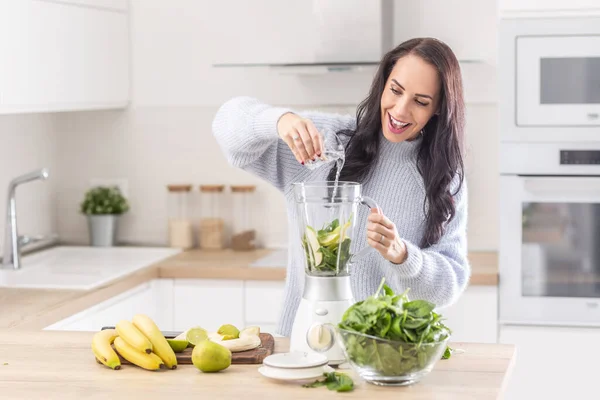 Nainen Lisää Vettä Sekoittimeen Pinaatti Banaani Omena Smoothie — kuvapankkivalokuva