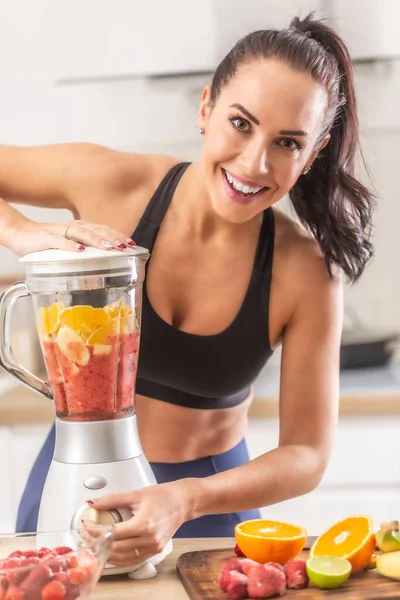 Fit Girl Makes Fitness Food Blending Citrus Fruit Smoothie — Stock Photo, Image