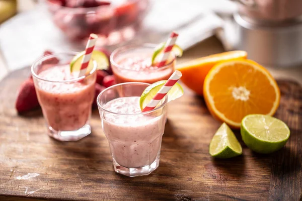 Cam Bardaklarda Çeşitli Meyve Püresi Kağıt Kamış Limon Kamışı Yanında — Stok fotoğraf