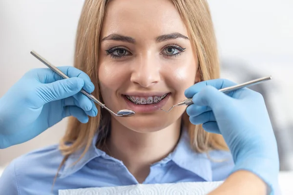 Adolescente Com Aparelho Sorri Enquanto Dentista Verifica Dentes — Fotografia de Stock