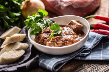 Hamur köftelerinin ve malzemelerin yanında bir tabak dana kebabı..