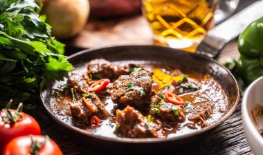 Ağır ağır pişmiş tavada gulaş yemeği..