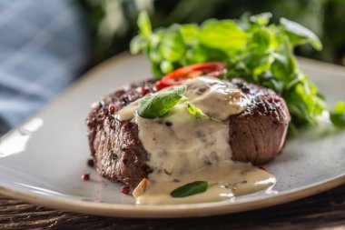 Mantar soslu biftek, biber ve yanında yeşil salata..