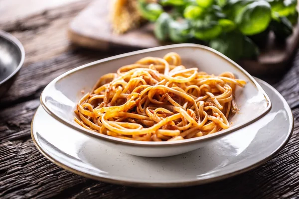 Piatto Pieno Linguine Appena Cotte Servite Tavolo Rustico — Foto Stock