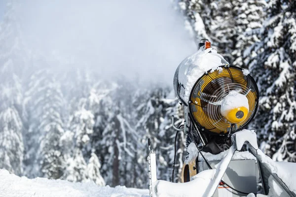 Pistola Cañón Nieve Máquina Rocía Agua Nieve Una Pista Esquí — Foto de Stock