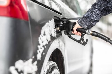 Kışın benzin deposu arabada kar kalıntılarıyla doluyor..