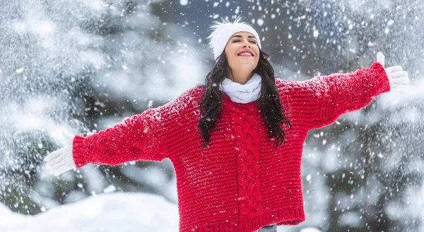 벌리고 스웨터를 스카프 눈내리는 겨울날 공기를 즐긴다 — 스톡 사진