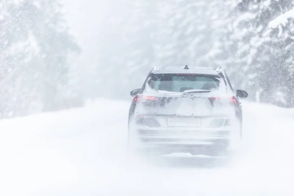 Coche Cubierto Nieve Conduciendo Tormenta Nieve Frío Día Invierno Bosque —  Fotos de Stock