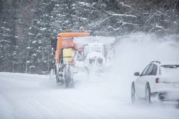 Autó Rossz Közúti Láthatósága Közvetlenül Hóeke Mögött Téli Útkarbantartás Alatt — Stock Fotó