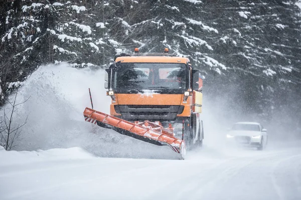 Hóeke Tisztító Hótól Erdőben Forgalom Sorakozik Fel Teherautó Mögött — Stock Fotó