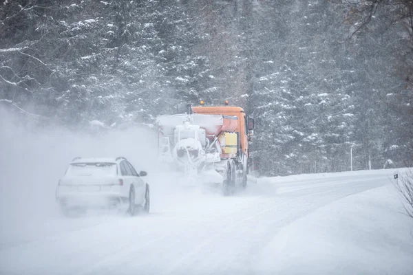 Лівосторонній Водій Дорожнього Обслуговування Вантажівка Очищає Сніг Від Дороги Лісі — стокове фото